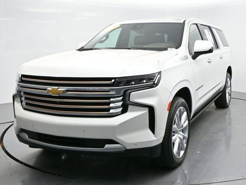 Used 2024 Chevrolet Suburban High Country w/ Advanced Technology Package image 3