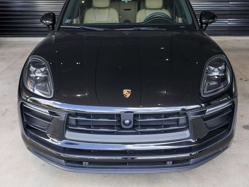 Certified 2023 Porsche Macan AWD/4WD image 11