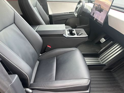 Used 2024 Tesla Cybertruck AWD Crew Cab image 13