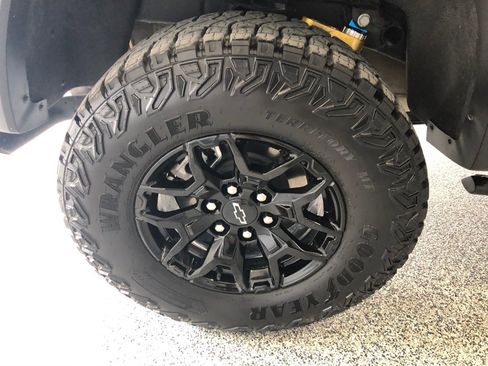 Used 2025 Chevrolet Colorado ZR2 w/ Midnight Edition image 17