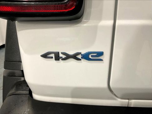 Used 2024 Jeep Wrangler Willys AWD/4WD image 28