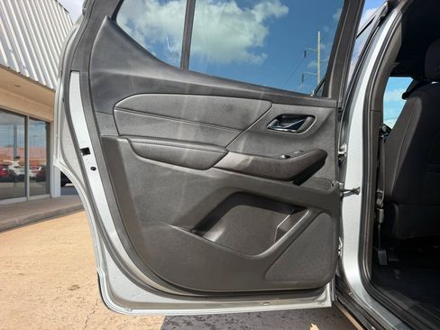 Used 2023 Chevrolet Traverse LT FWD image 14