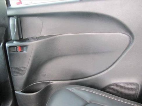 Certified 2025 Chrysler Pacifica Select FWD image 9