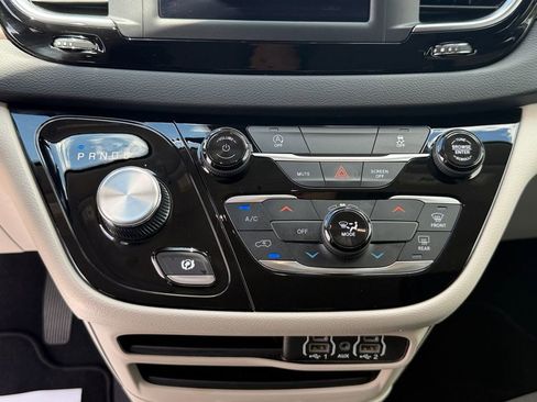 Used 2023 Chrysler Voyager LX FWD image 22