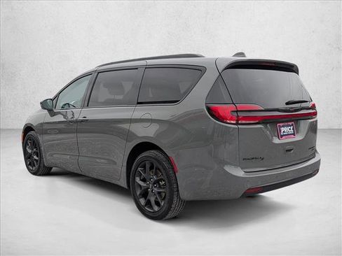 Used 2021 Chrysler Pacifica Limited w/ Uconnect Theater Family Group image 8