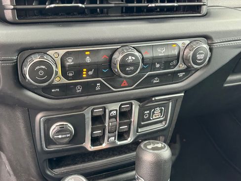 Used 2025 Jeep Wrangler Unlimited Sahara AWD/4WD image 9