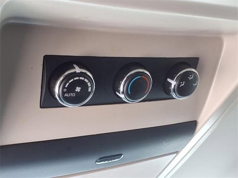 Used 2015 Chrysler Town & Country Touring-L w/ Driver Convenience Group image 20