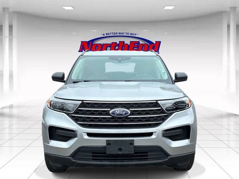 Used 2023 Ford Explorer XLT AWD/4WD image 2