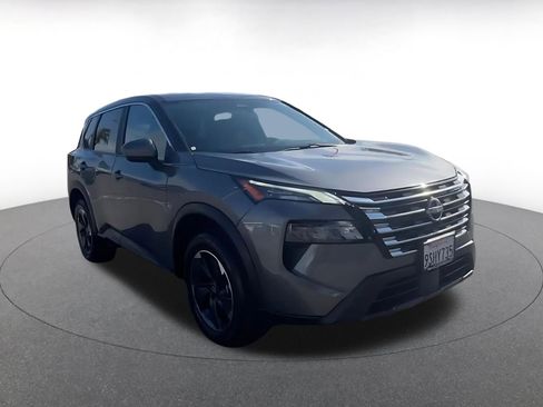 Used 2025 Nissan Rogue SV FWD image 3