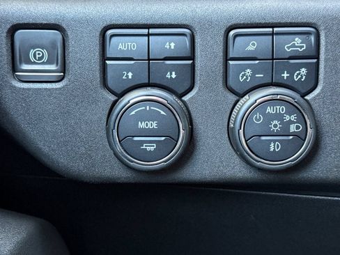 Used 2024 Chevrolet Silverado 2500 LTZ AWD/4WD image 29