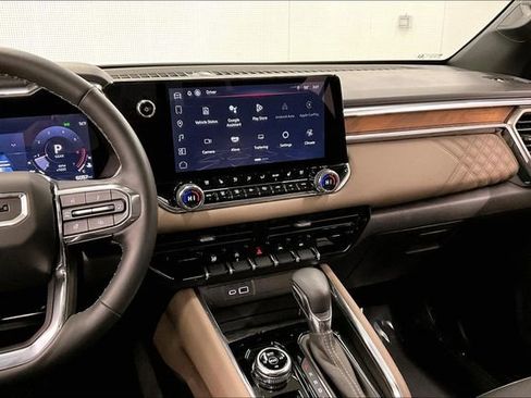 Used 2025 GMC Canyon Denali image 6