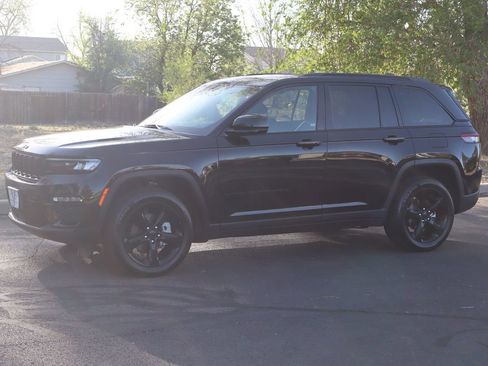 Used 2023 Jeep Grand Cherokee Limited w/ Black Appearance Package AWD/4WD image 10