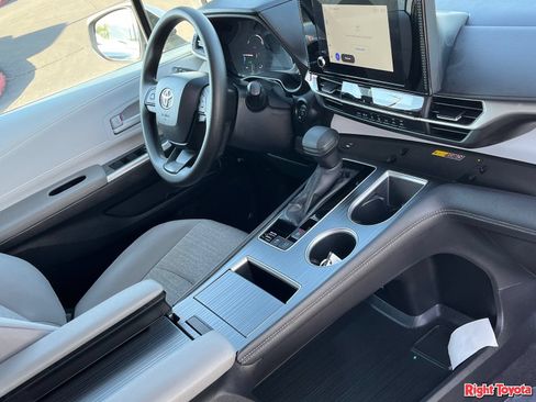 Certified 2025 Toyota Sienna LE FWD image 13