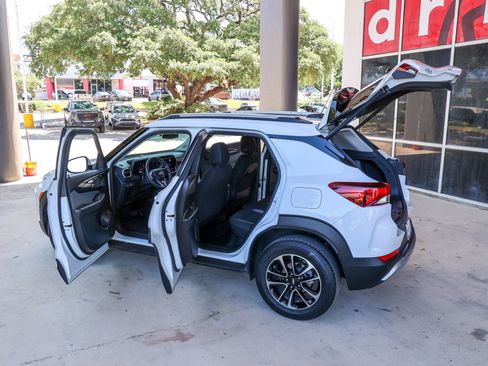 Used 2025 Chevrolet TrailBlazer LT w/ Convenience Package FWD image 11