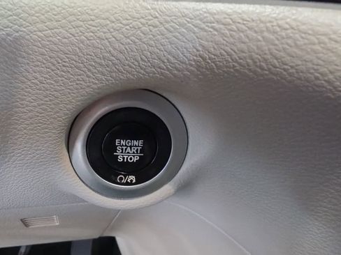 Used 2017 Chrysler Pacifica Touring-L FWD image 22