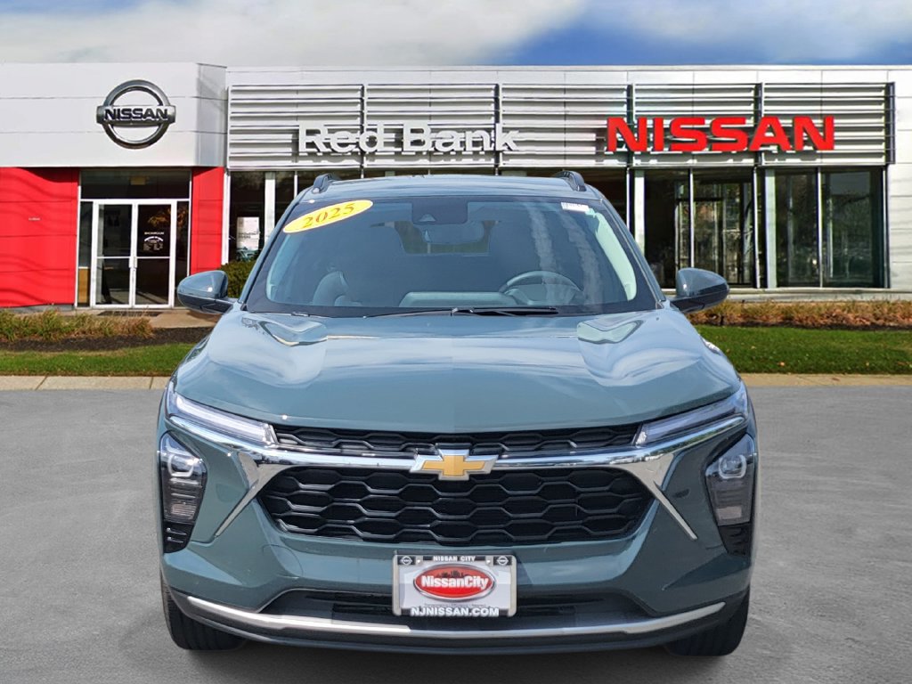 Used 2025 Chevrolet Trax LT FWD image 4