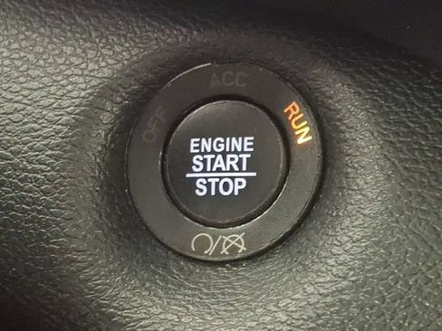 Used 2019 Jeep Cherokee Overland w/ Technology Group AWD/4WD image 24