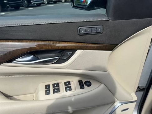 Used 2019 Cadillac Escalade ESV Luxury AWD/4WD image 12