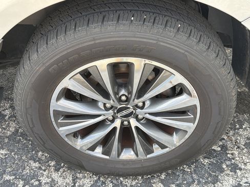 Used 2016 Lincoln Navigator Select RWD image 12