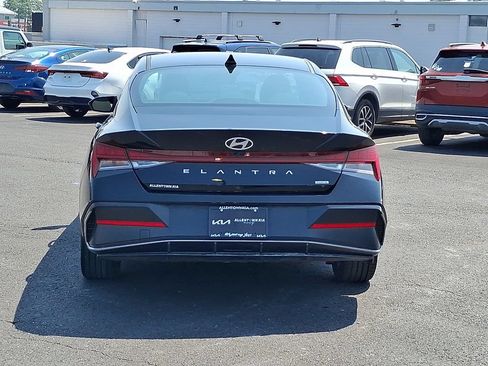 Used 2025 Hyundai Elantra Limited FWD image 4