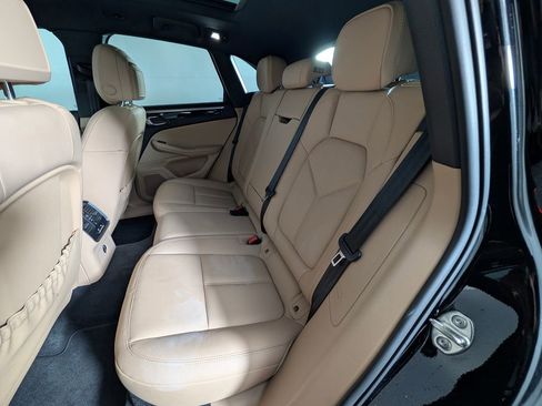 Certified 2023 Porsche Macan AWD/4WD image 22