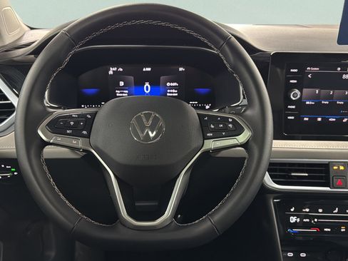 Used 2025 Volkswagen Taos SE image 33