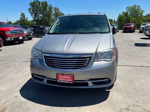 Used 2014 Chrysler Town & Country Touring FWD image 19