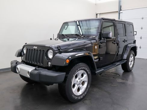 Used 2015 Jeep Wrangler Unlimited Sahara w/ Connectivity Group AWD/4WD image 8