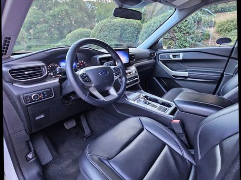 Used 2023 Ford Explorer XLT w/ Equipment Group 202A image 18