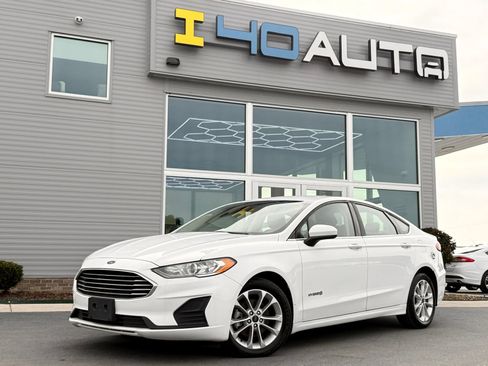 Used 2019 Ford Fusion SE FWD image 1