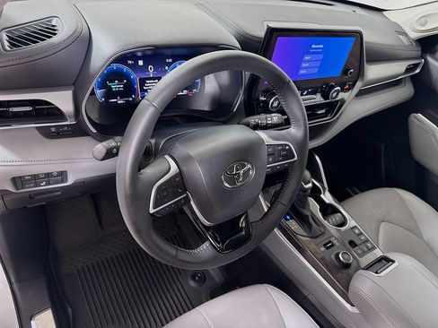 Certified 2025 Toyota Highlander Platinum AWD/4WD image 9