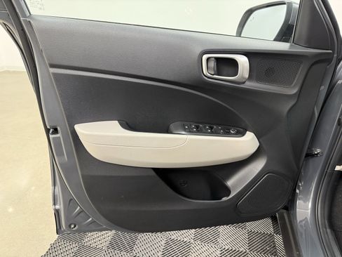 Used 2024 Hyundai Venue SEL image 9