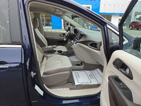 Used 2017 Chrysler Pacifica Touring-L FWD image 41