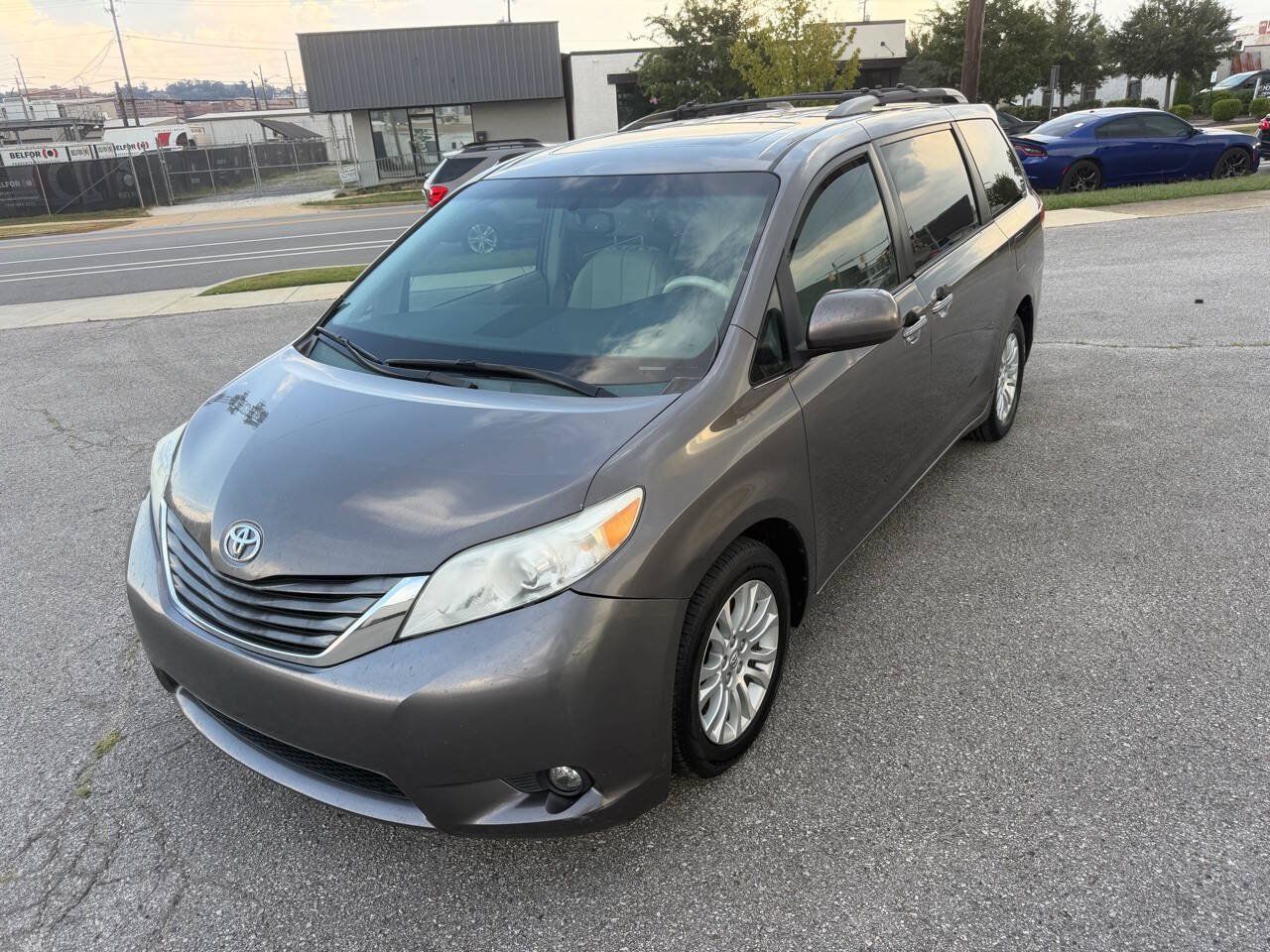 Used 2013 Toyota Sienna XLE FWD image 1