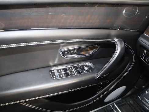 Used 2019 Bentley Bentayga image 45