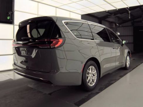 Used 2025 Chrysler Pacifica Select FWD image 3
