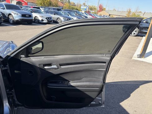 Used 2018 Chrysler 300 S image 8