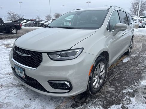 Used 2021 Chrysler Pacifica Touring-L w/ Premium & Safety Sphere Group image 3