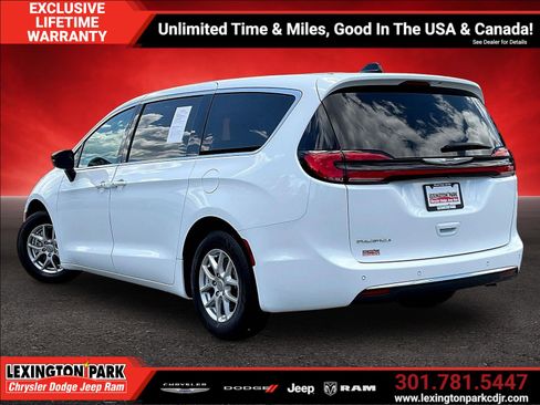 Used 2024 Chrysler Pacifica Touring-L FWD image 4