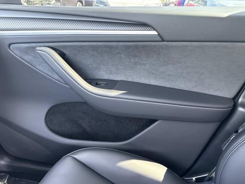 Used 2024 Tesla Model Y Long Range AWD/4WD image 23