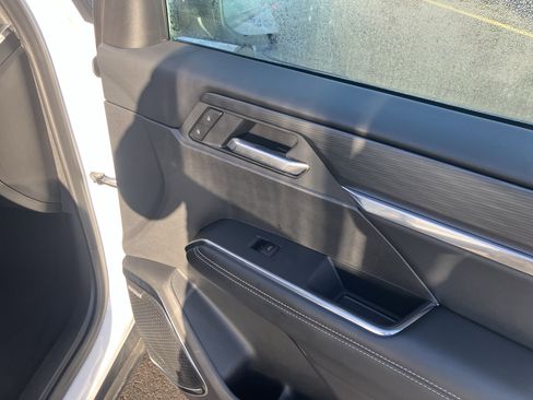 Used 2025 GMC Acadia Elevation image 10