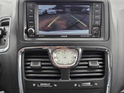 Used 2016 Chrysler Town & Country Touring FWD image 14