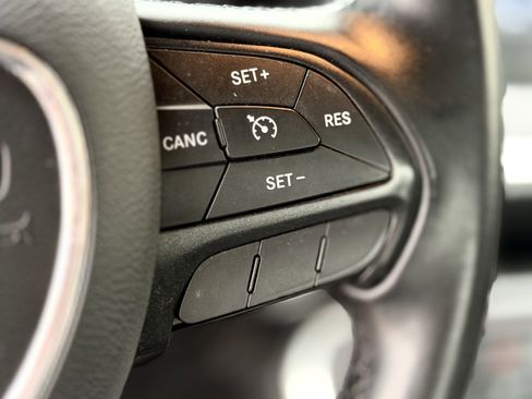 Used 2015 Dodge Challenger SXT RWD image 21