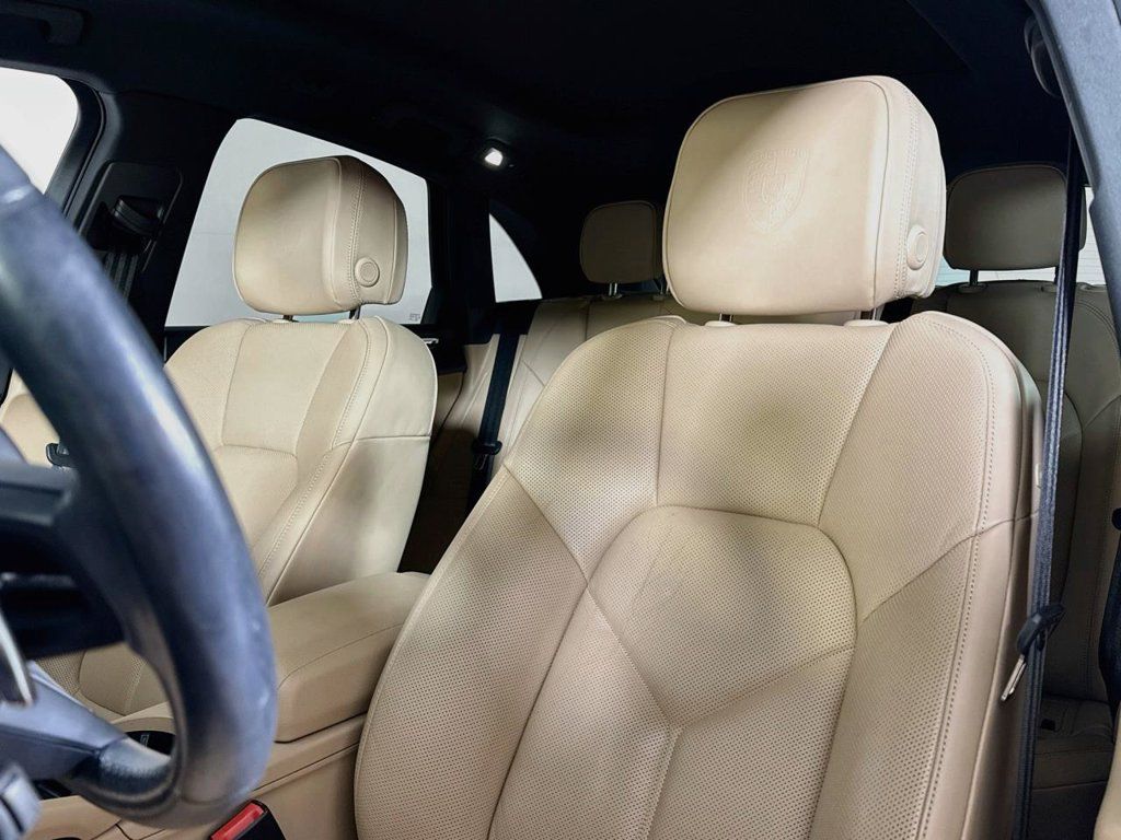 Certified 2024 Porsche Macan AWD/4WD image 5