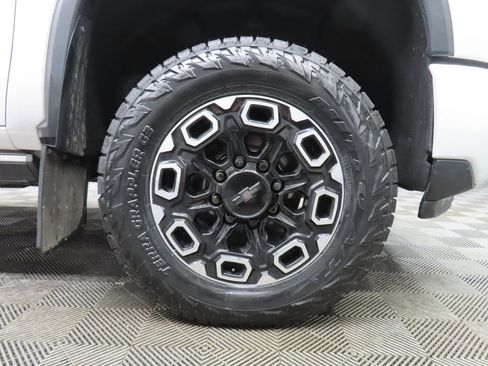 Used 2024 Chevrolet Silverado 3500 High Country w/ High Country Premium Package AWD/4WD image 9