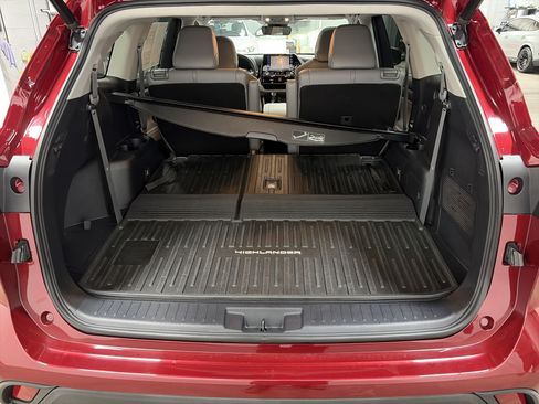 Used 2021 Toyota Highlander XLE AWD/4WD image 32