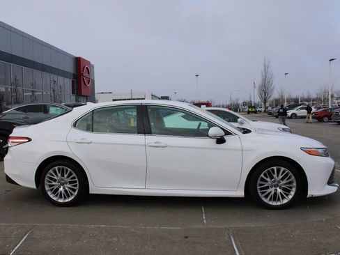 Used 2019 Toyota Camry XLE image 6