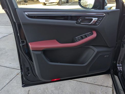 New 2026 Porsche Macan image 13