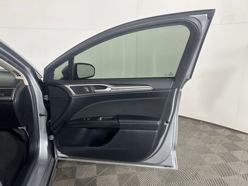 Used 2020 Ford Fusion SE image 40