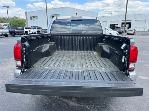 Used 2020 Toyota Tacoma SR5 w/ Technology Package AWD/4WD image 18